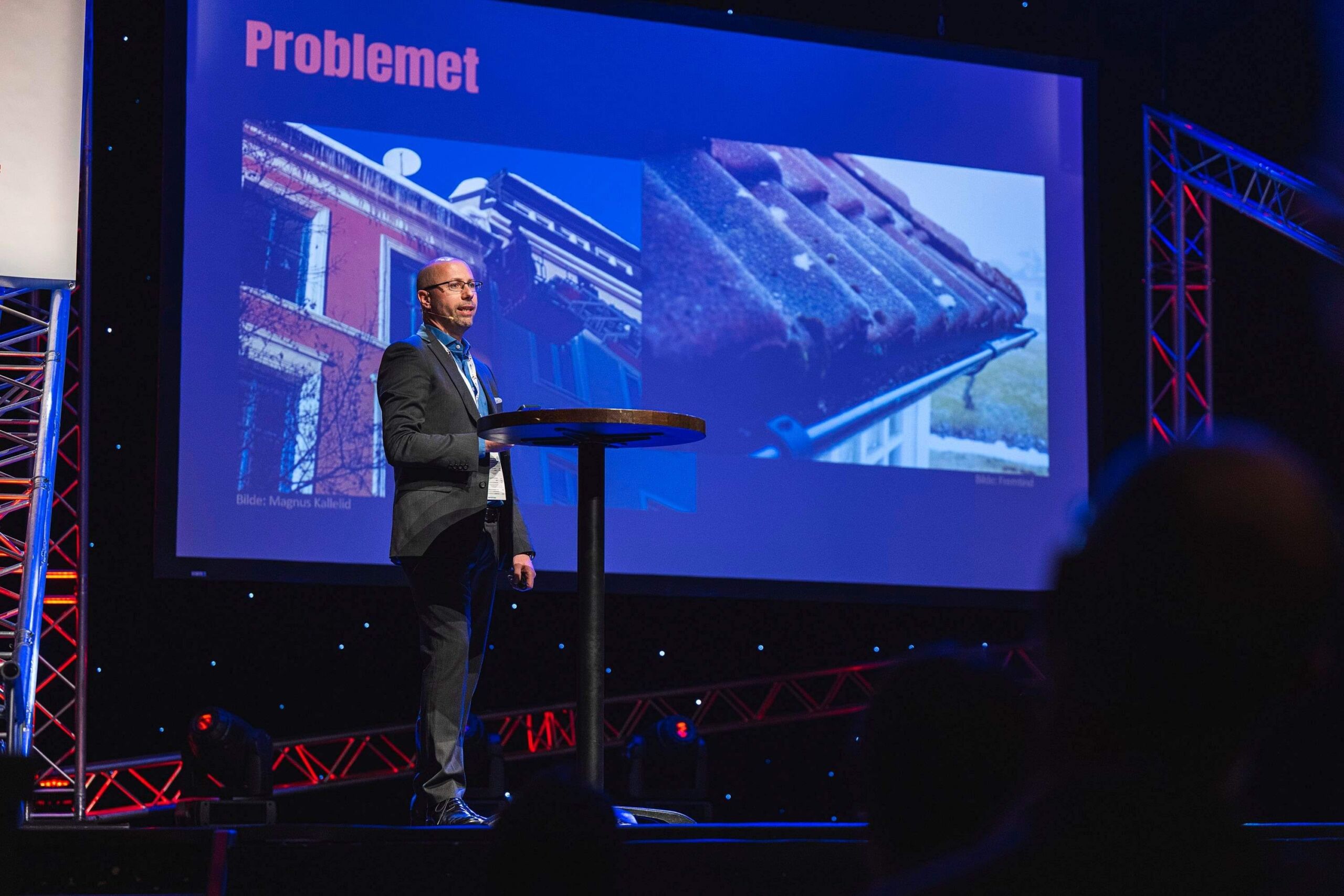 Daglig leder Stian Bråss fra Zensy på scenen under Lillestrømkonferansen